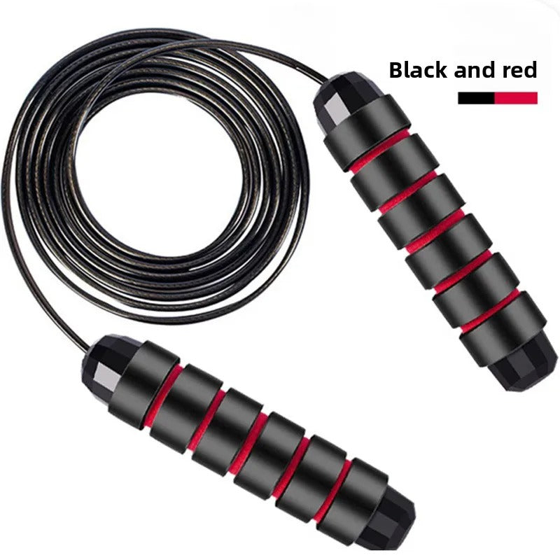 Corde à sauter fitness noir et rouge avec poignées ergonomiques en mousse et câble en acier haute résistance 