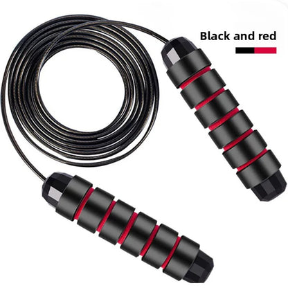 Corde à sauter fitness noir et rouge avec poignées ergonomiques en mousse et câble en acier haute résistance 