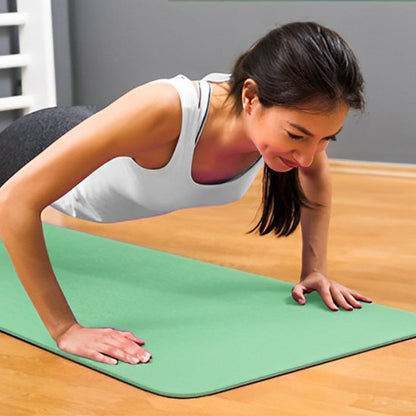  Femme en position de pompe sur tapis de sport vert menthe antidérapant dans une salle d'entraînement à domicile