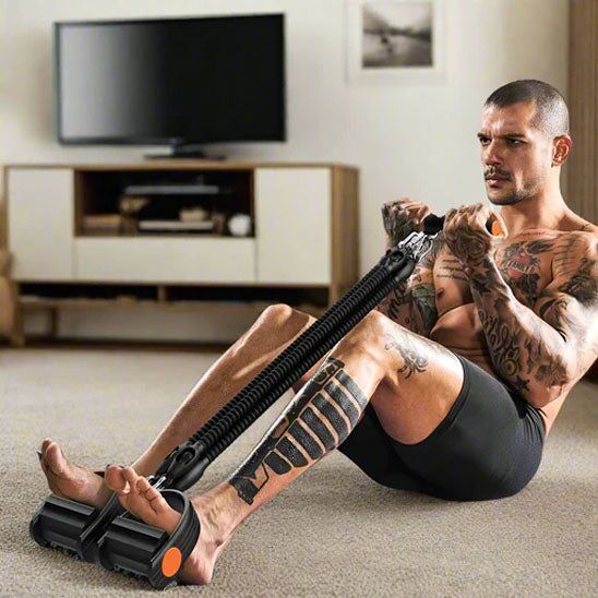 Homme tatoué s'entraînant à domicile avec l'élastique de musculation FitHome pour renforcement abdominal