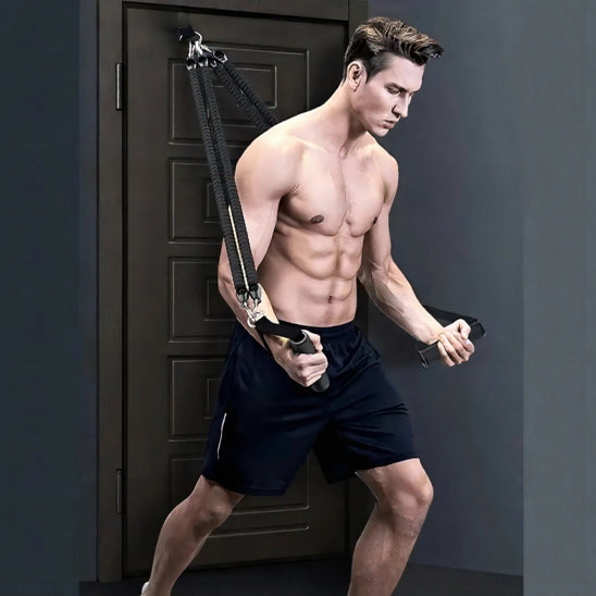  Homme utilisant l'élastique de musculation FitHome pour exercice de résistance en position debout