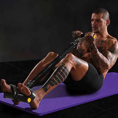 Homme utilisant l'élastique de musculation FitHome avec pédales pour exercice d'abdominaux sur tapis violet