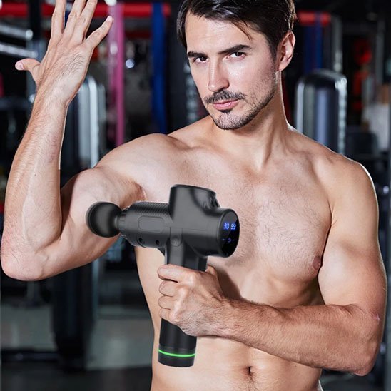  Pistolet de massage RecupPro en action sur les muscles du bras