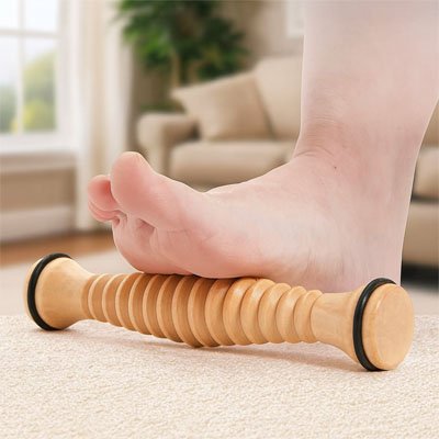 Rouleau de massage en bois pour pieds avec disques rainurés, utilisé pour soulager les tensions plantaires et améliorer la circulation