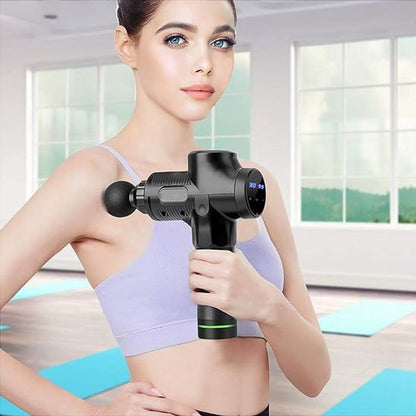 Massage des épaules avec le pistolet de massage RecupPro