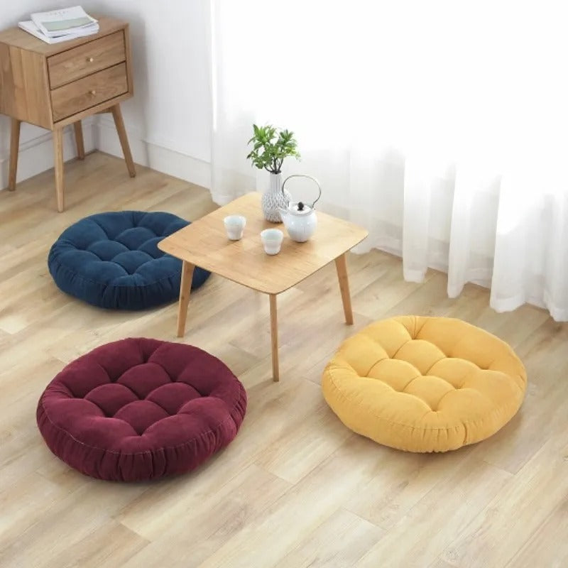 trois zafu bleu ,rouge jaune ,posés au toure d'une table salon