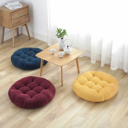 trois zafu bleu ,rouge jaune ,posés au toure d'une table salon