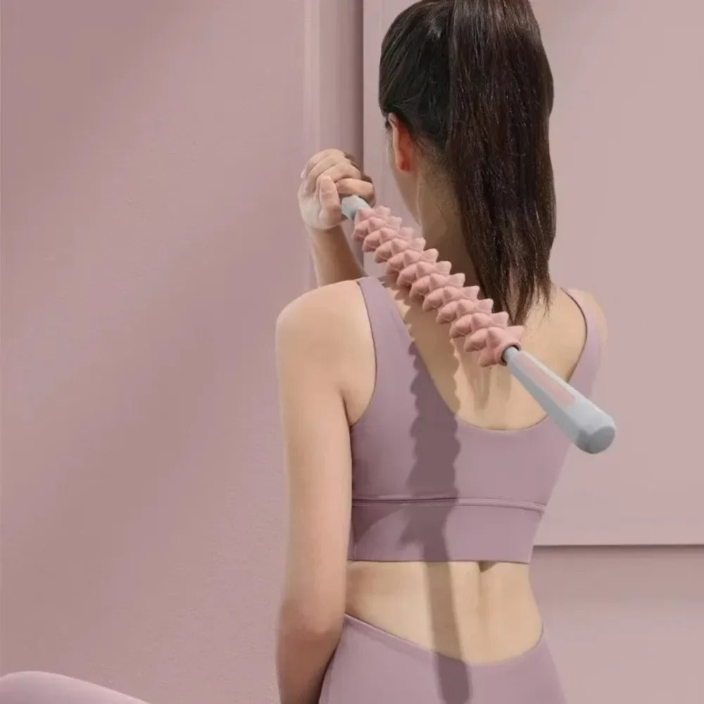 une femme masse son cou avec un rouleau de massage