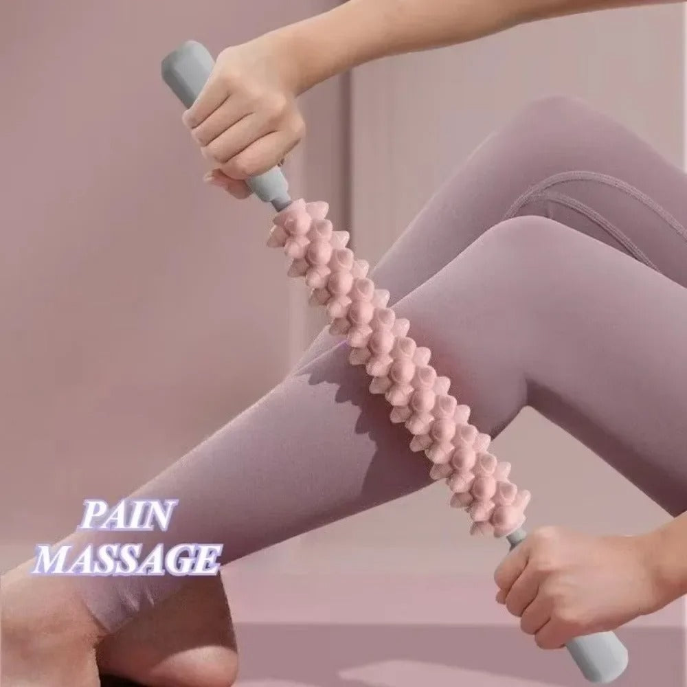 une femme masse son pied avec un rouleau de massage