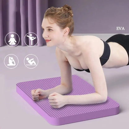 une femme pose ces deux main sur un coussin d'équilibre violet