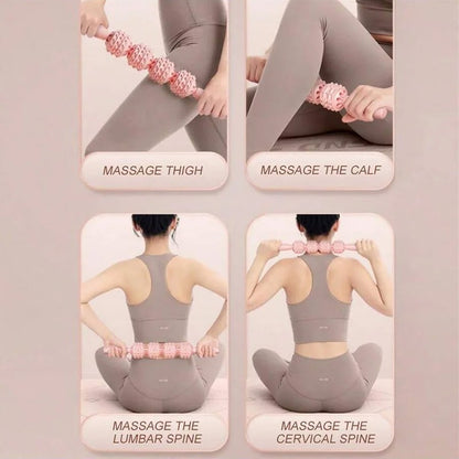 une femme se masse avec un rouleau de massage rose