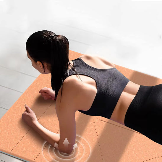 une femme qui travail ces abdos sur un tapis de sport